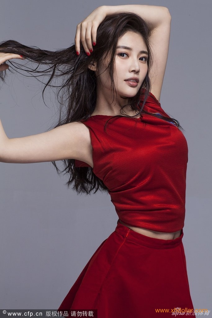 女星徐冬冬身着韩国队球服拍摄写真。