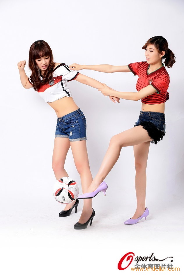 德葡大战之前，足球宝贝为金杯上演“死磕”。