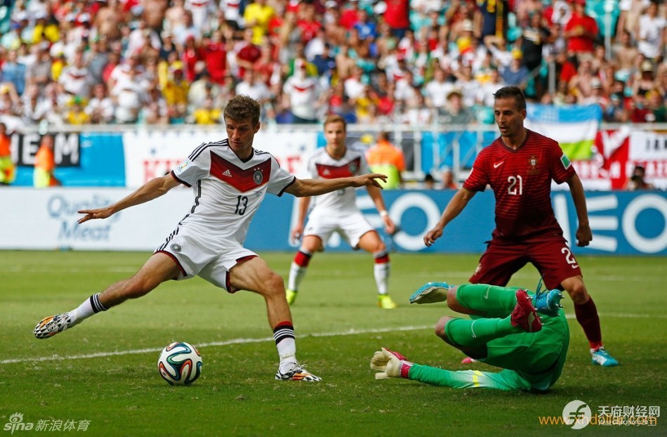 世界杯G组首轮在萨尔瓦多新水源球场展开首场角逐，德国4比0大胜葡萄牙。穆勒完成本届世界杯首个帽子戏法，也成为单场世界杯攻入葡萄牙3球的第1人。胡梅尔斯头球得分，但此后因伤退场。格策赢得点球。葡萄牙首次单场世界杯丢4球。佩佩上半时就被红牌罚下。