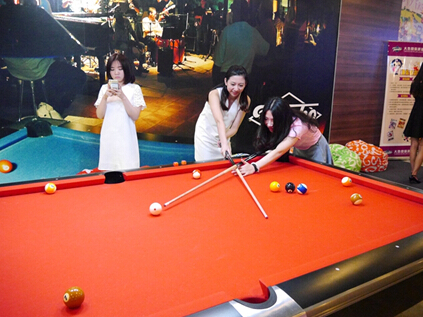 来宾体验台球