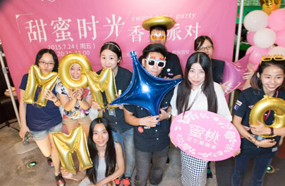 与好友的幸福甜蜜瞬间