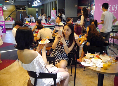 来宾在音乐氛围中自由休闲