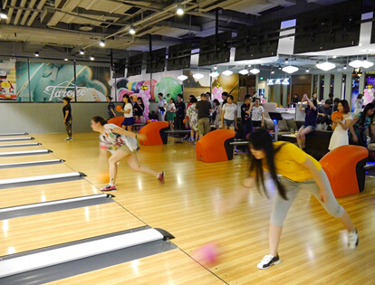 来宾体验大鲁阁保龄球