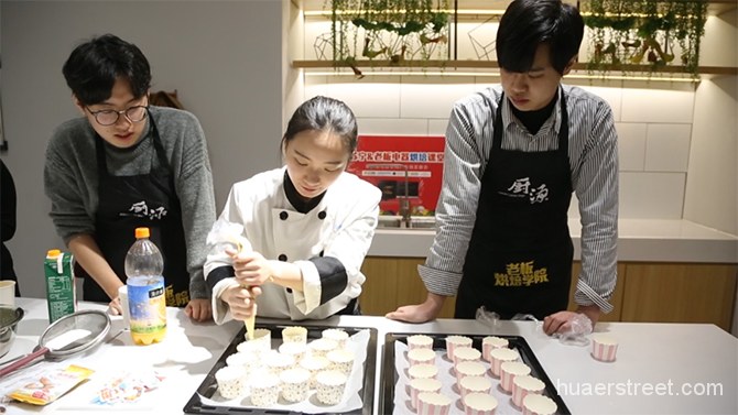 “中国味”的圣诞节 中外友人苏宁云店享圣诞