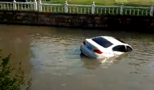 苏宁物流小哥跳河砸窗救人却默默无闻 直到派出所“找上门来”