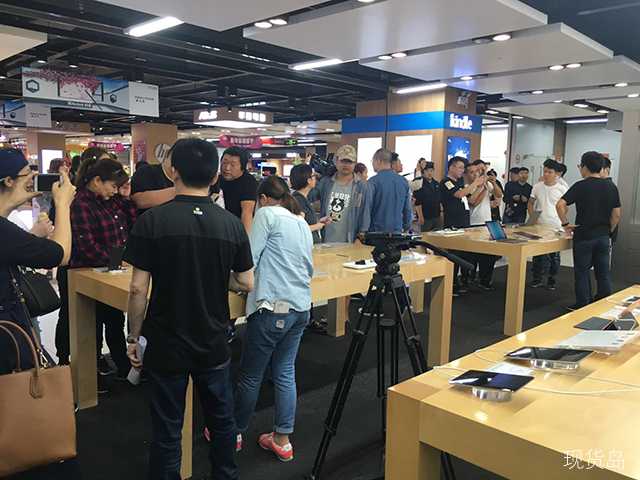 上海苏宁iPhone8首售 果粉热情不减